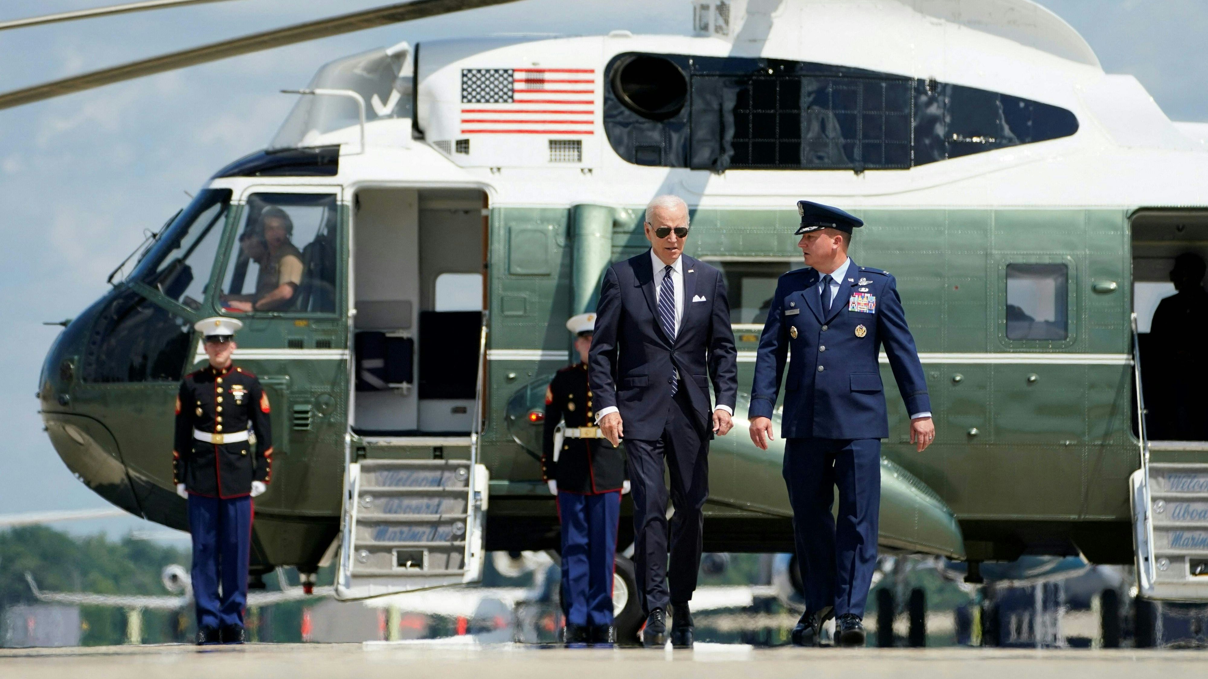 Download von www.picturedesk.com am 18.08.2023 (07:44).  US President Joe Biden walks to board Air Force One at Joint Base Andrews in Maryland on August 17, 2023, as he departs for Camp David with a stop in Scranton, Pennsylvania. Biden will host Japanese Prime Minister Fumio Kishida and South Korea's President Yoon Suk Yeol for the Camp David Trilateral Summit on August 18, 2023. (Photo by Kent Nishimura / AFP) - 20230817_PD3954 - Rechteinfo: Rights Managed (RM) Nur für redaktionelle Nutzung! Werbliche Nutzung erfordert Freigabe: bitte schicken Sie uns eine Anfrage.