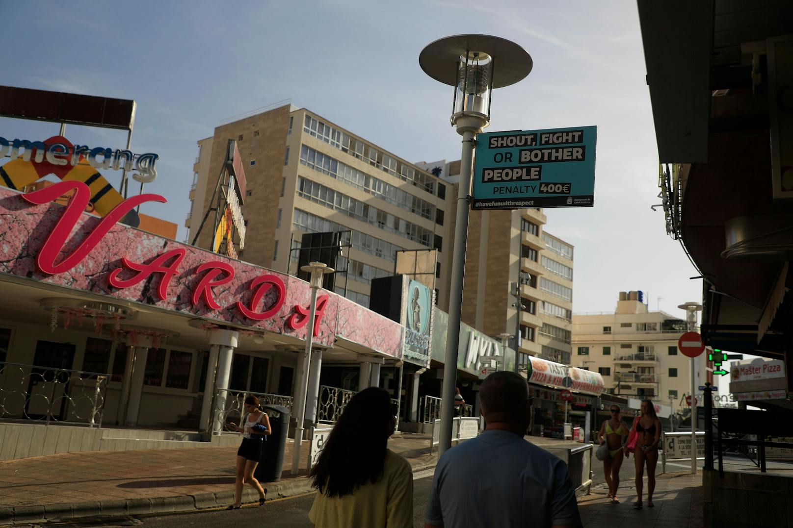 Passanten auf der Punta Ballena in Magaluf, Mallorca. Auf der Urlaubsinsel sollen mehrere Männer eine 18-jährige Touristin vergewaltigt haben.