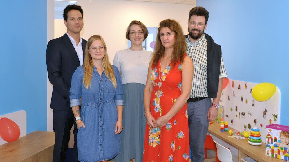 Dr. Johannes Schaffer (li.) mit seinem Team bei der Ordinationseröffnung. Bei der Gelegenheit durfte Vize-Bürgermeister Harald Ludwig (re.) samt Gattin seine Glückwünsche ausrichten.