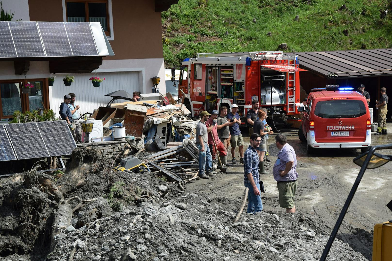 Die Aufräumarbeiten in Rettenbach laufen auf Hochtouren.