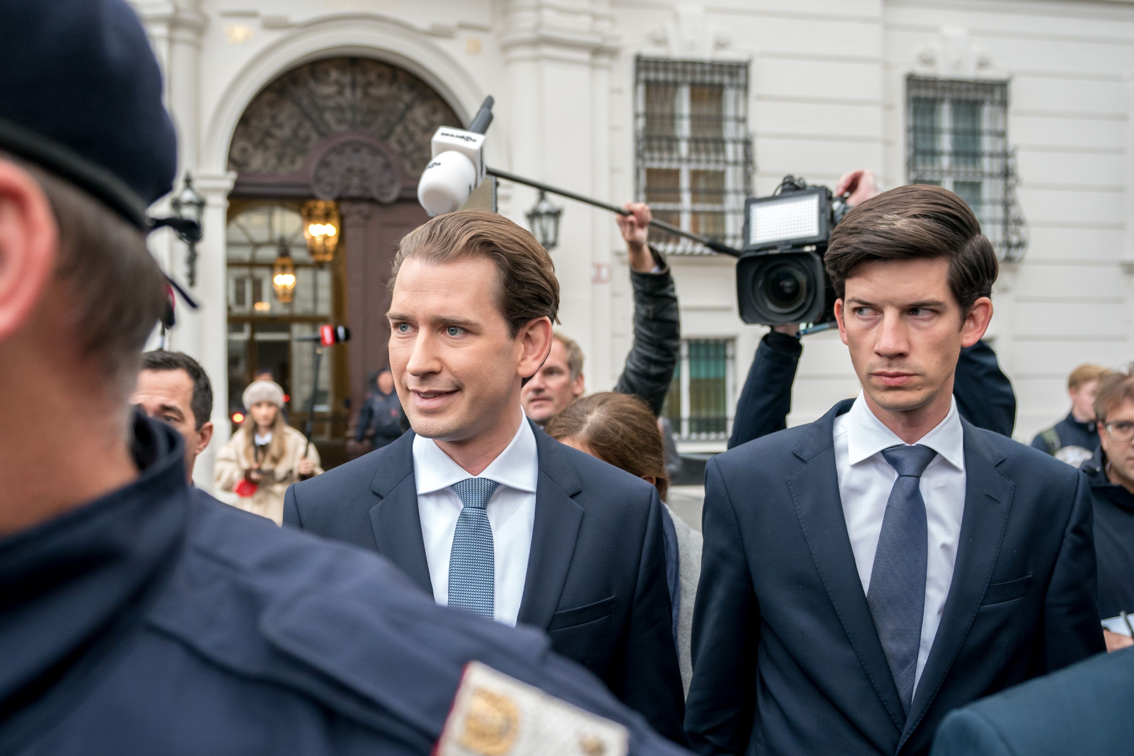 Ex-Kanzler Sebastian Kurz und sein damaliger Kabinettschef Bernhard Bonelli. Beide werden nun zusammen mit einer weiteren Person angeklagt