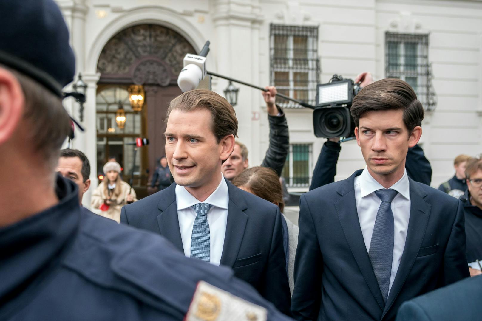 Ex-Kanzler <strong>Sebastian Kurz</strong> und sein damaliger Kabinettschef <strong>Bernhard Bonelli</strong> (r.). Beide werden nun zusammen mit einer weiteren Person angeklagt.