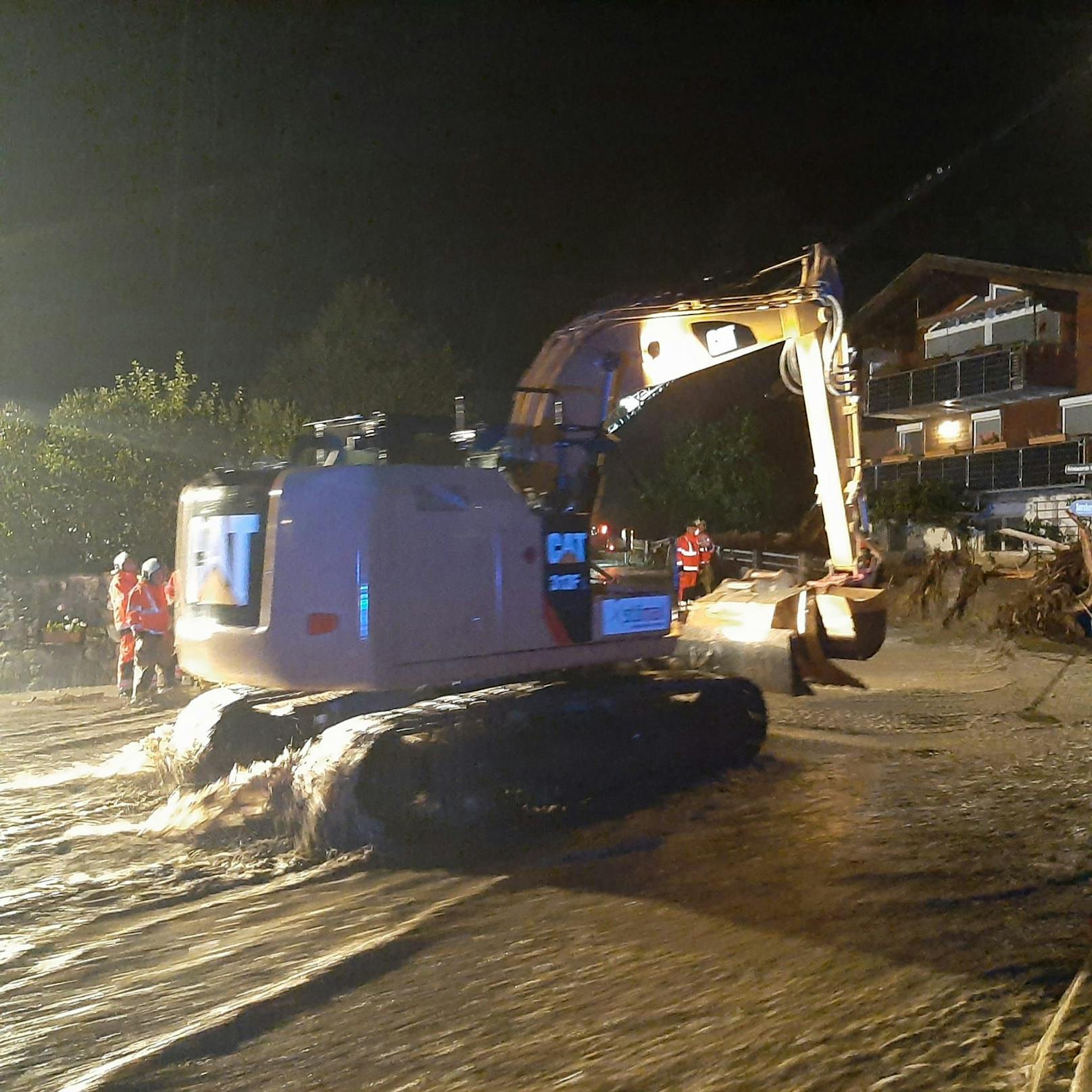 Unwettereinsatz in Mittersill in der Nacht auf 18. August 2023. Mehrere Muren haben die Pass Thurn Straße verlegt, weiters ist der Ortsteil Rettenbach betroffen