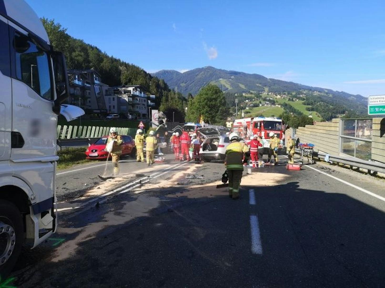  Bei dem Zusammenstoß wurden die beiden Pkw-Insassen im Fahrzeug eingeklemmt und mussten von der Feuerwehr Schladming aus dem Wrack befreit werden.