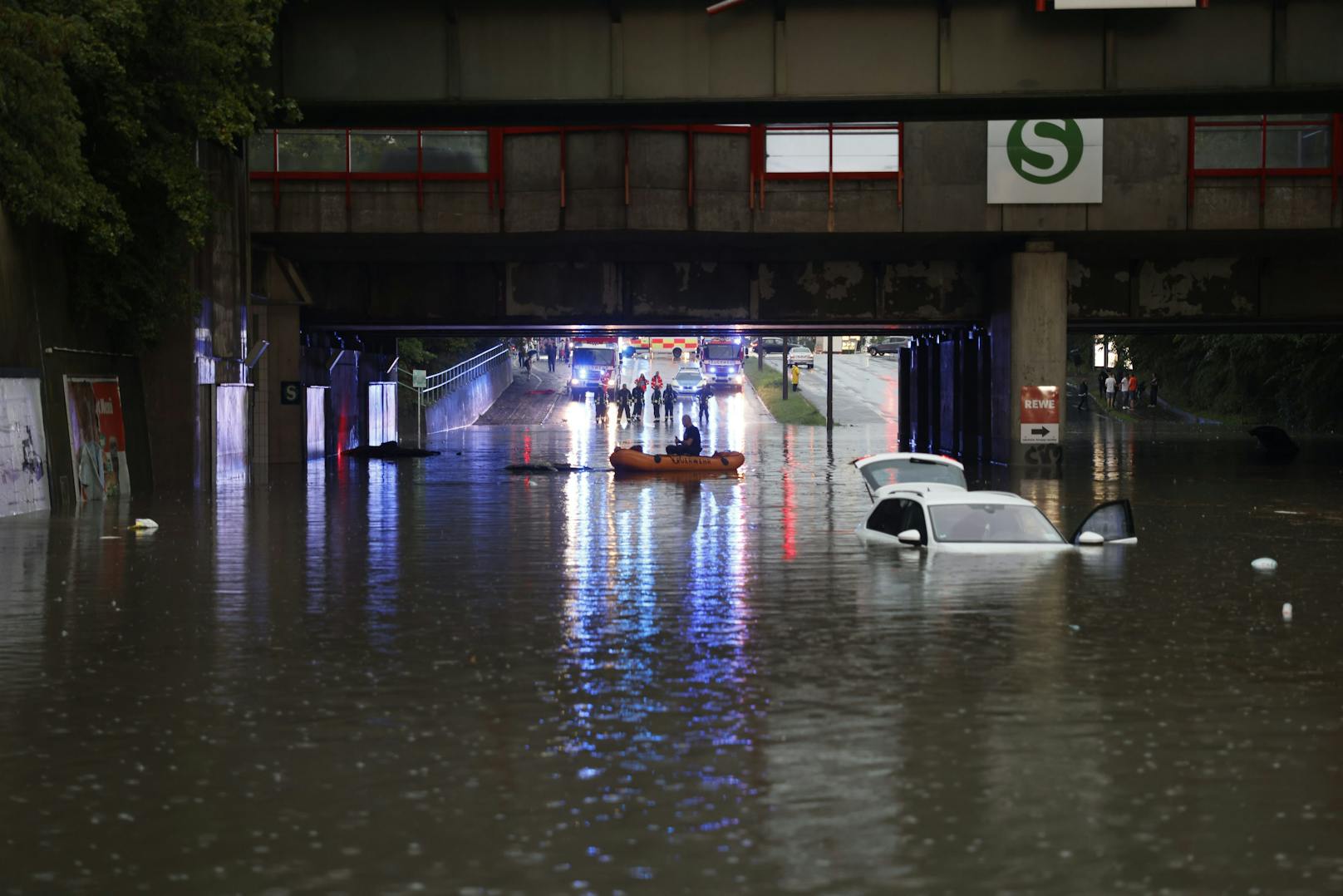 Feuerwehrleute bergen Autofahrer aus einer überfluteten Unterführung in Nürnberg (D) nach einem heftigen Unwetter in der Nacht auf den 18. August 2023.