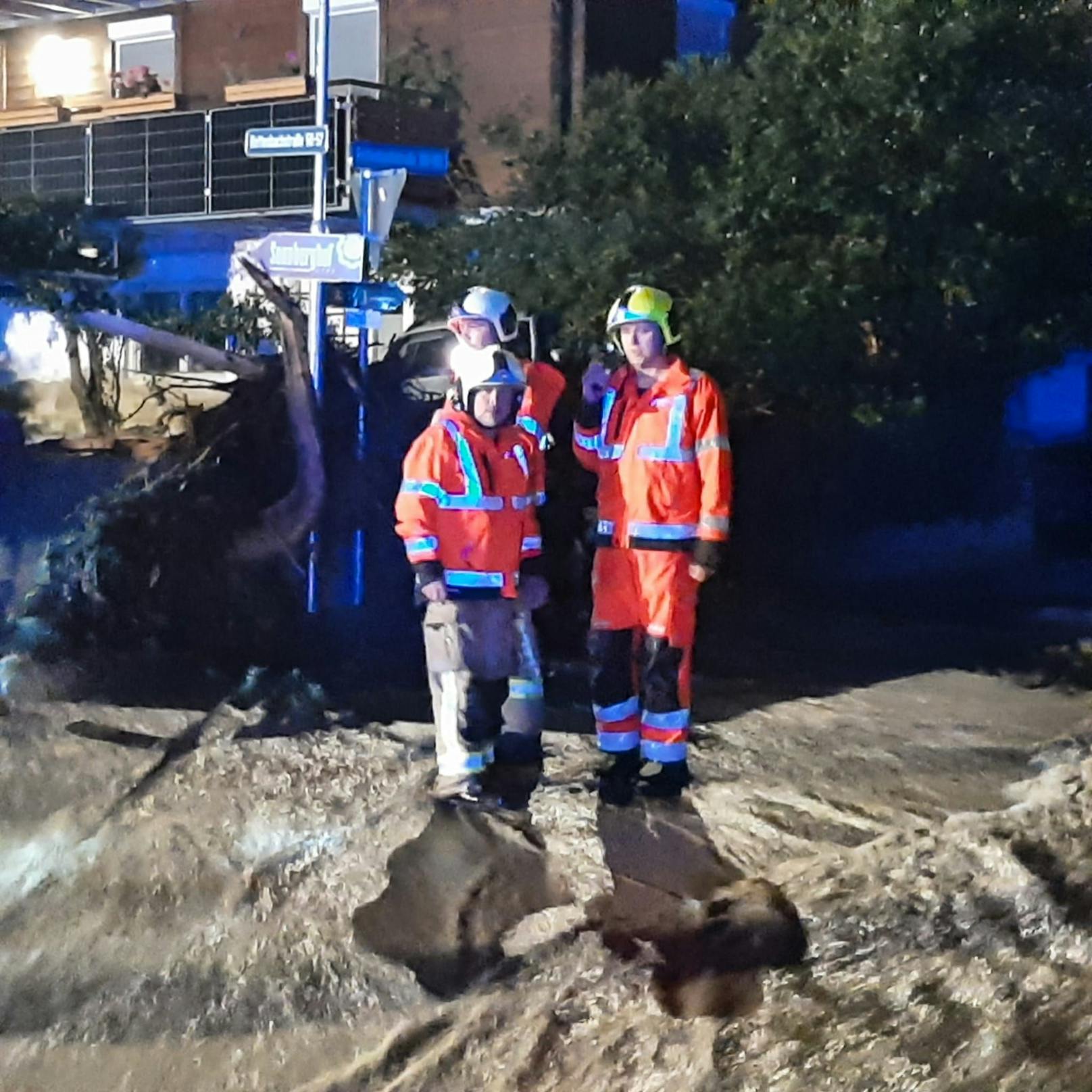 Unwettereinsatz in Mittersill in der Nacht auf 18. August 2023. Mehrere Muren haben die Pass Thurn Straße verlegt, weiters ist der Ortsteil Rettenbach betroffen