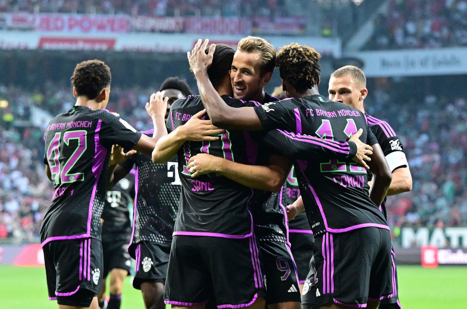 Die Bayern bejubeln den Führungstreffer gegen Werder Bremen. 