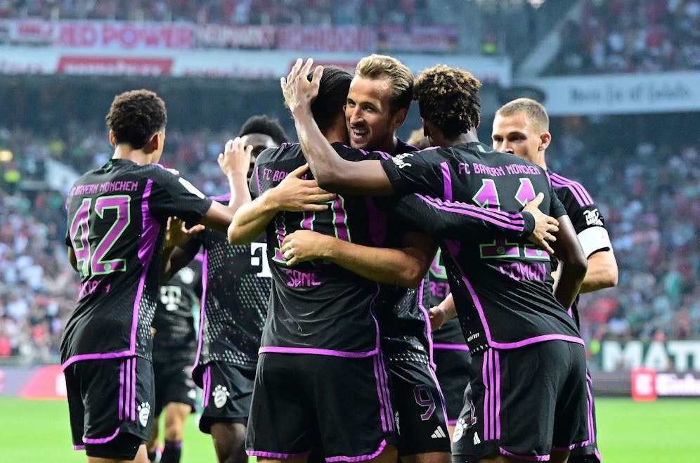 Die Bayern bejubeln den Führungstreffer gegen Werder Bremen. 