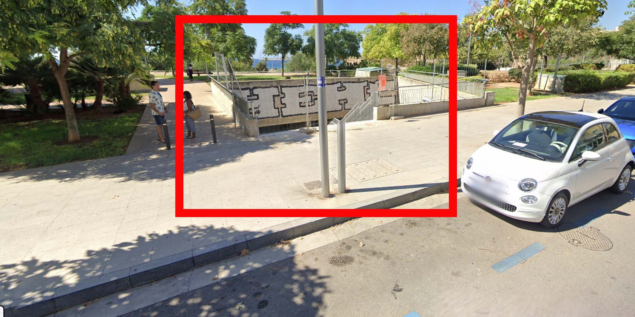 Ehepaar bucht Unterkunft bekommt Treppe