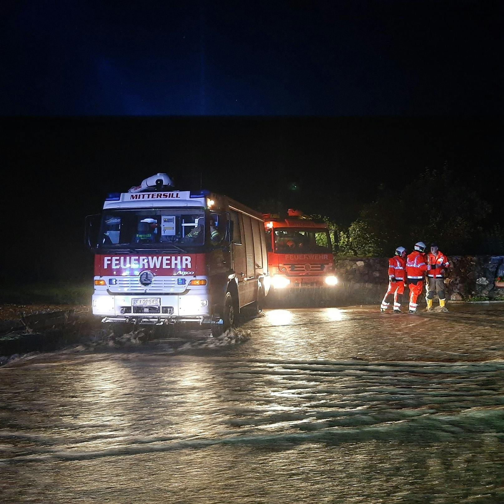 Unwettereinsatz in Mittersill in der Nacht auf 18. August 2023. Mehrere Muren haben die Pass Thurn Straße verlegt, weiters ist der Ortsteil Rettenbach betroffen.