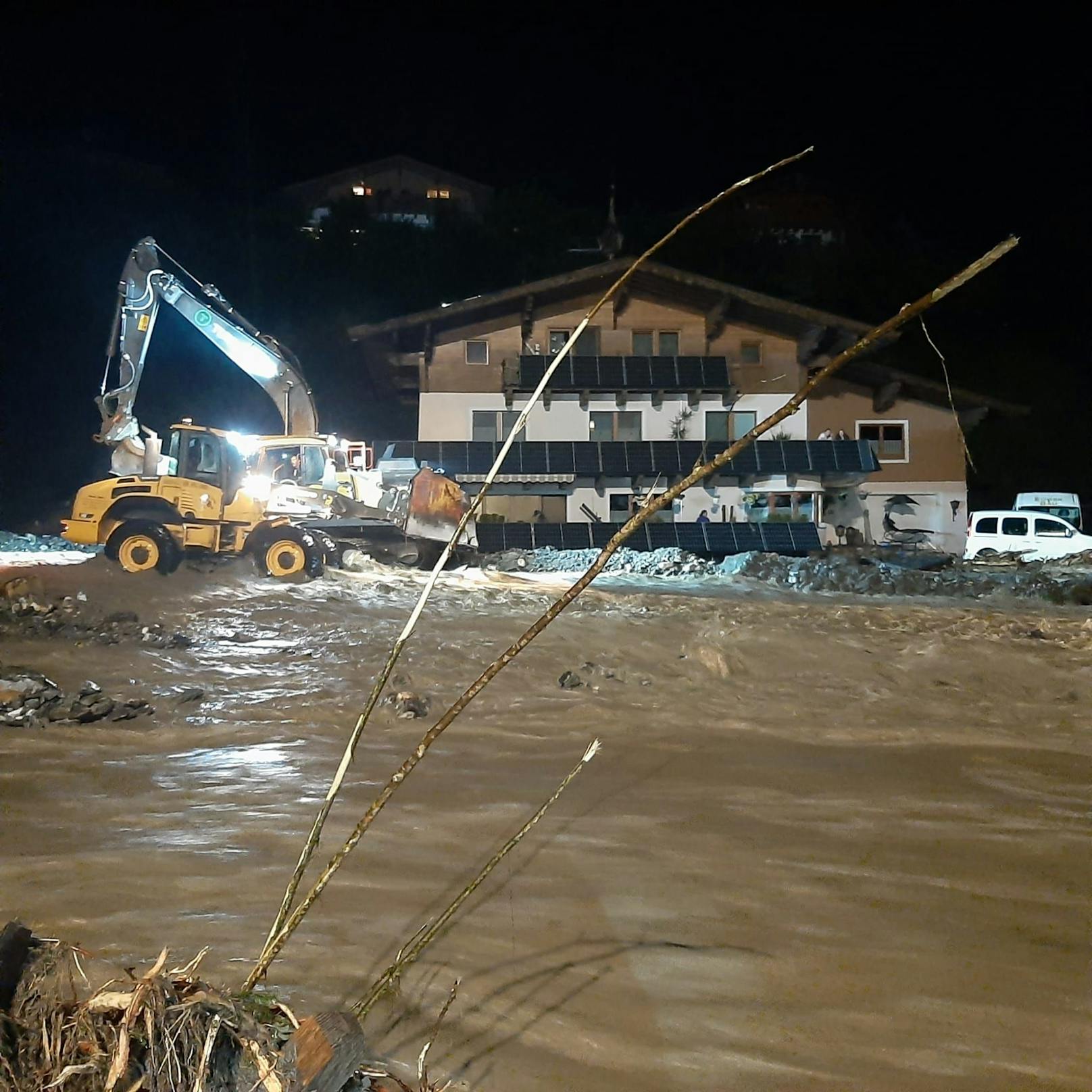 Unwettereinsatz in Mittersill in der Nacht auf 18. August 2023. Mehrere Muren haben die Pass Thurn Straße verlegt, weiters ist der Ortsteil Rettenbach betroffen.