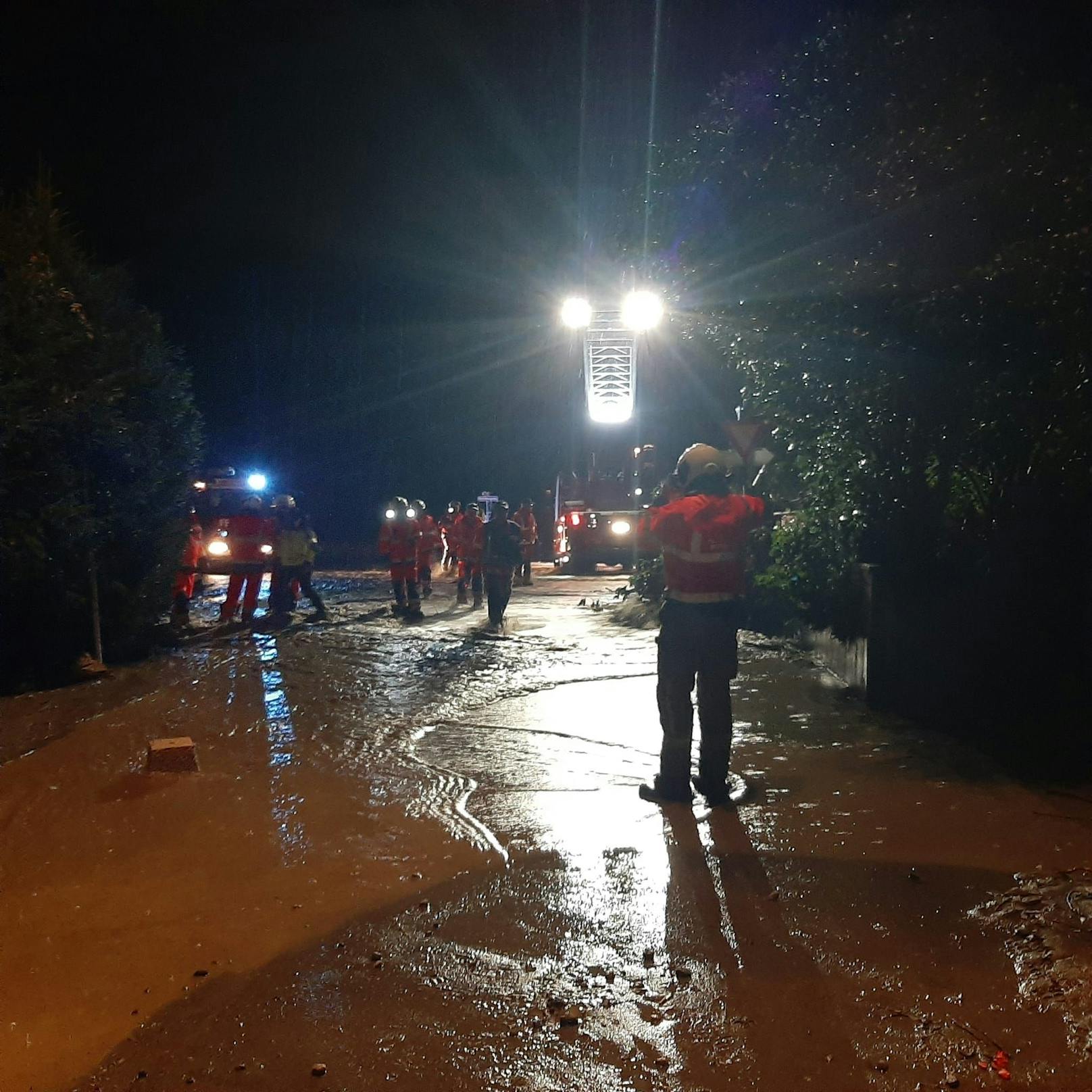 Unwettereinsatz in Mittersill in der Nacht auf 18. August 2023. Mehrere Muren haben die Pass Thurn Straße verlegt, weiters ist der Ortsteil Rettenbach betroffen