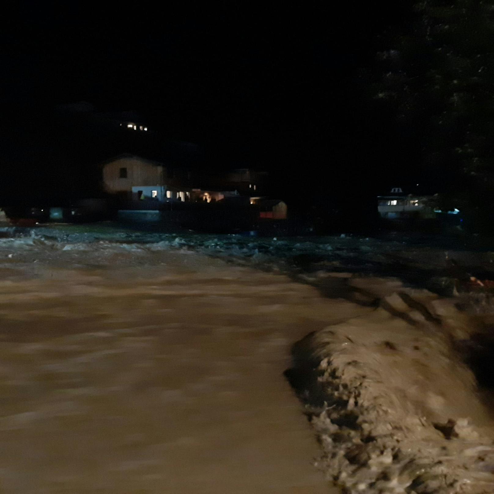 Unwettereinsatz in Mittersill in der Nacht auf 18. August 2023. Mehrere Muren haben die Pass Thurn Straße verlegt, weiters ist der Ortsteil Rettenbach betroffen