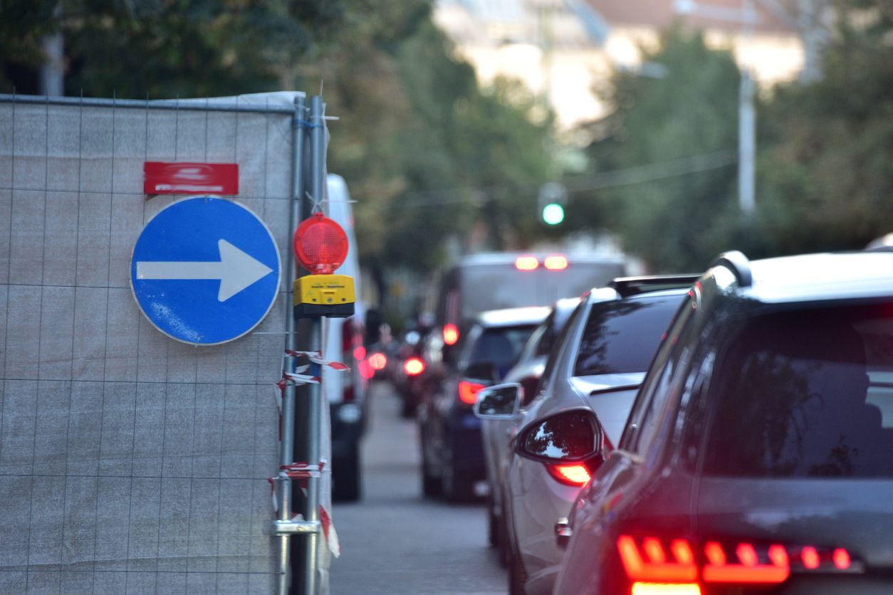 Sowohl für Autos als auch für Öffis ist mit Einschränkungen zu rechnen. (Symbolbild)