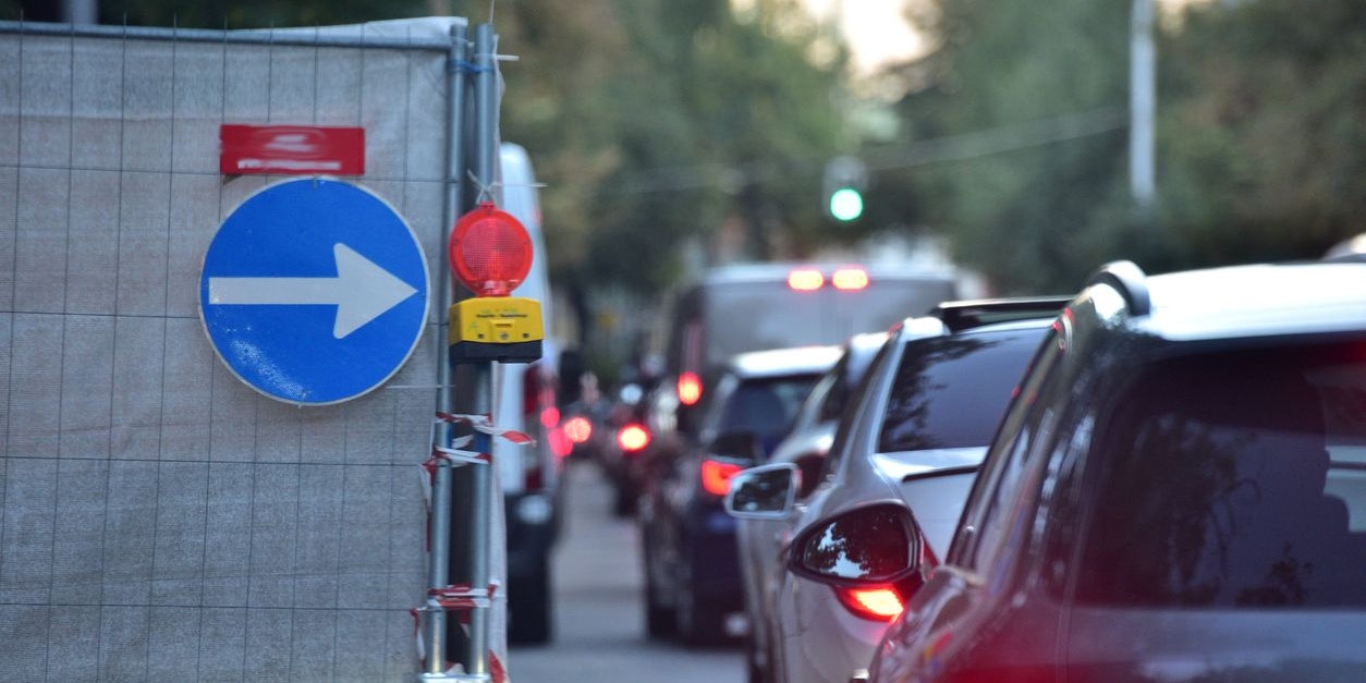 Sowohl für Autos als auch für Öffis ist mit Einschränkungen zu rechnen. (Symbolbild)