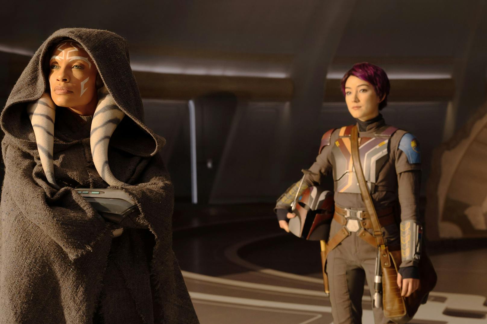 Ahsoka Tano (Rosario Dawson) und Sabine Wren (Natasha Liu Bordizzo) in STAR WARS: AHSOKA, exklusiv auf Disney+.