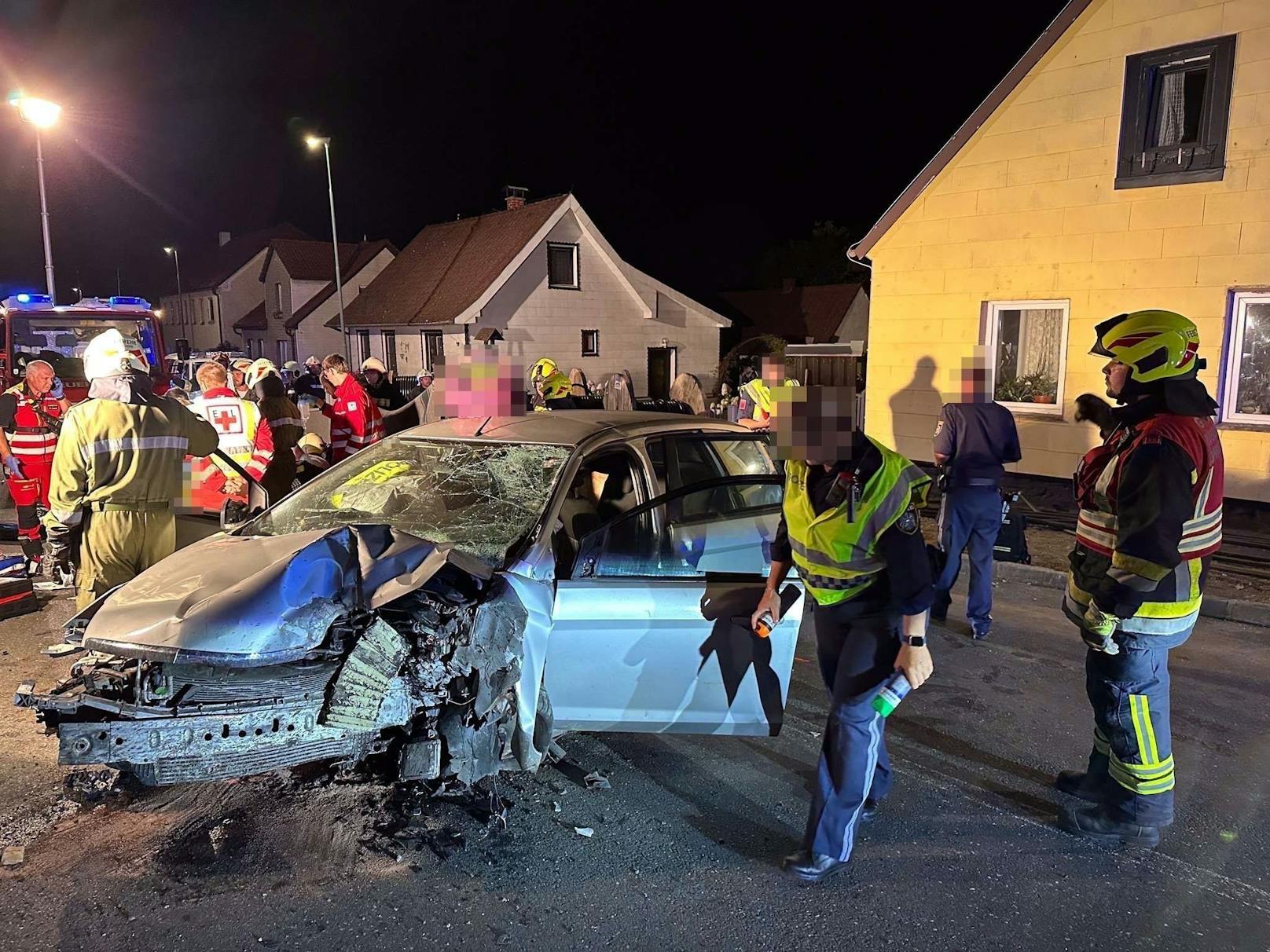 Polizei und Feuerwehr am Unfallort