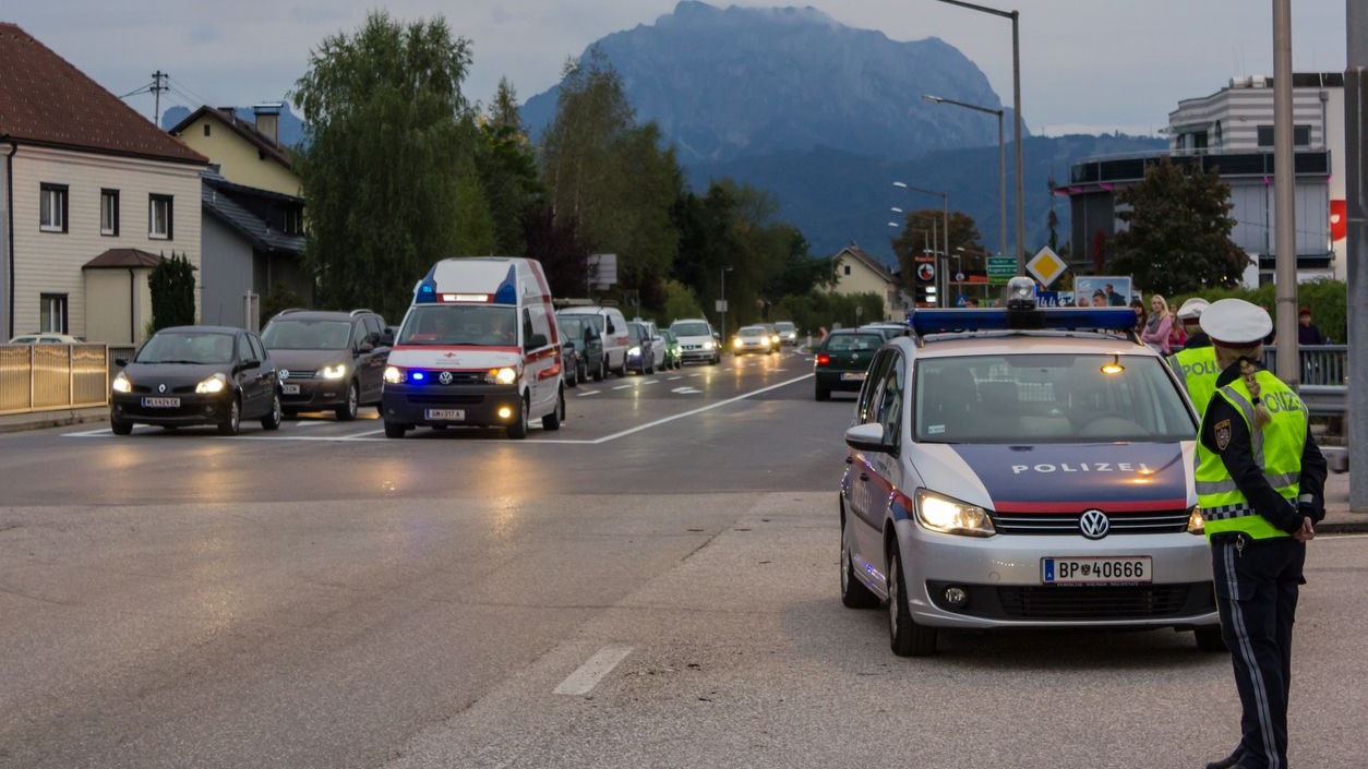 Polizisten und Rettungskräfte an einer Unfallstelle in Laakirchen, OÖ. Archivbild.