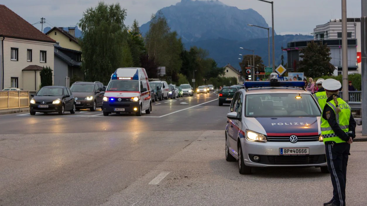 Polizisten und Rettungskräfte an einer Unfallstelle in Laakirchen, OÖ. Archivbild.