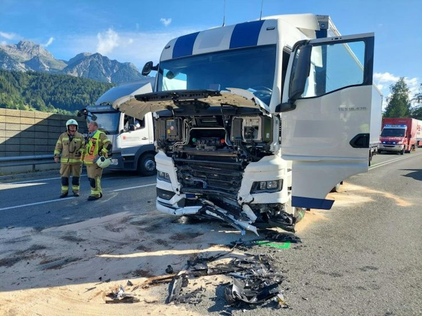 Der Wagen des deutschen war frontal mit einem LKW kollidiert. 