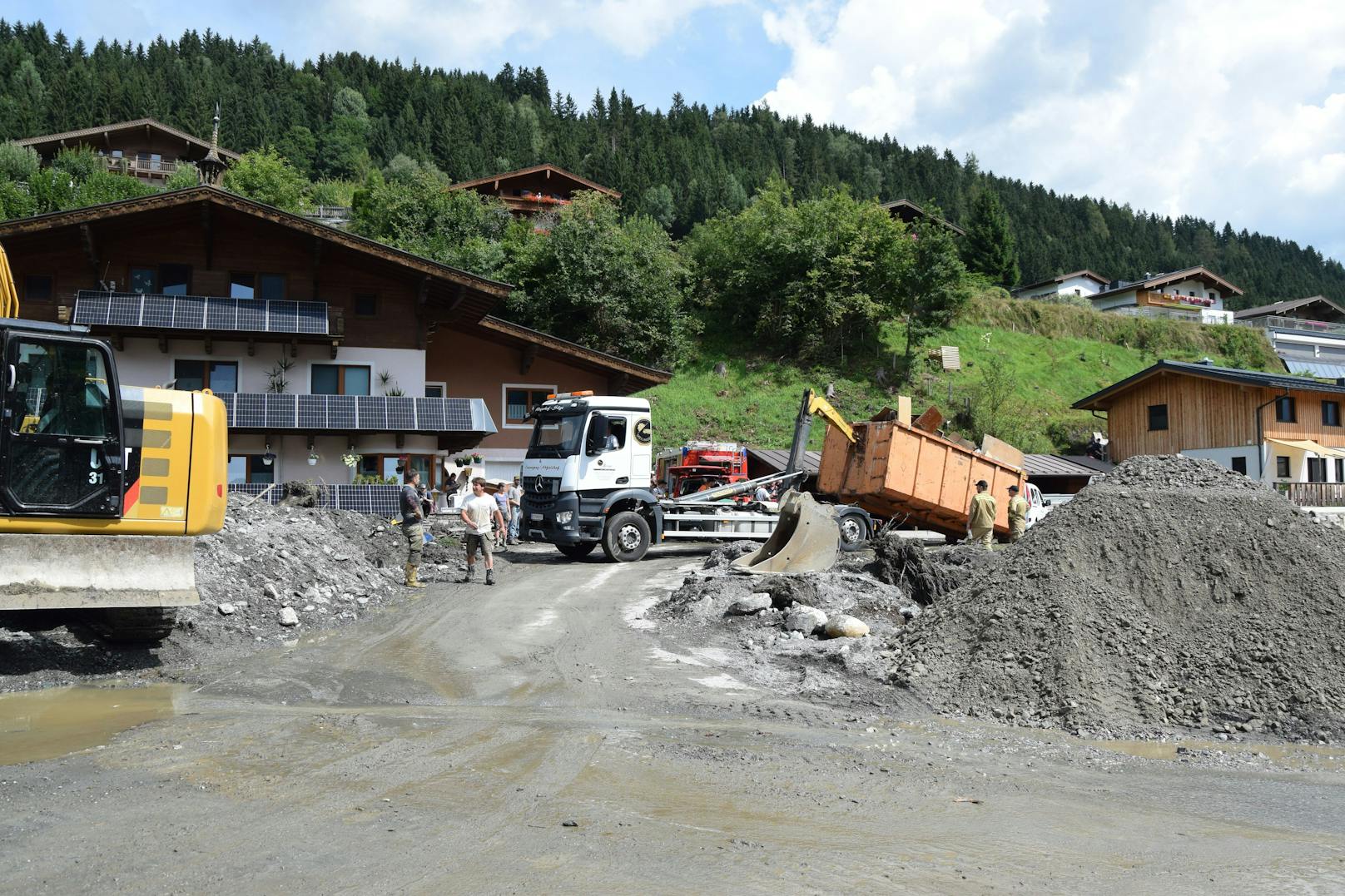 Die Aufräumarbeiten in Rettenbach laufen auf Hochtouren.