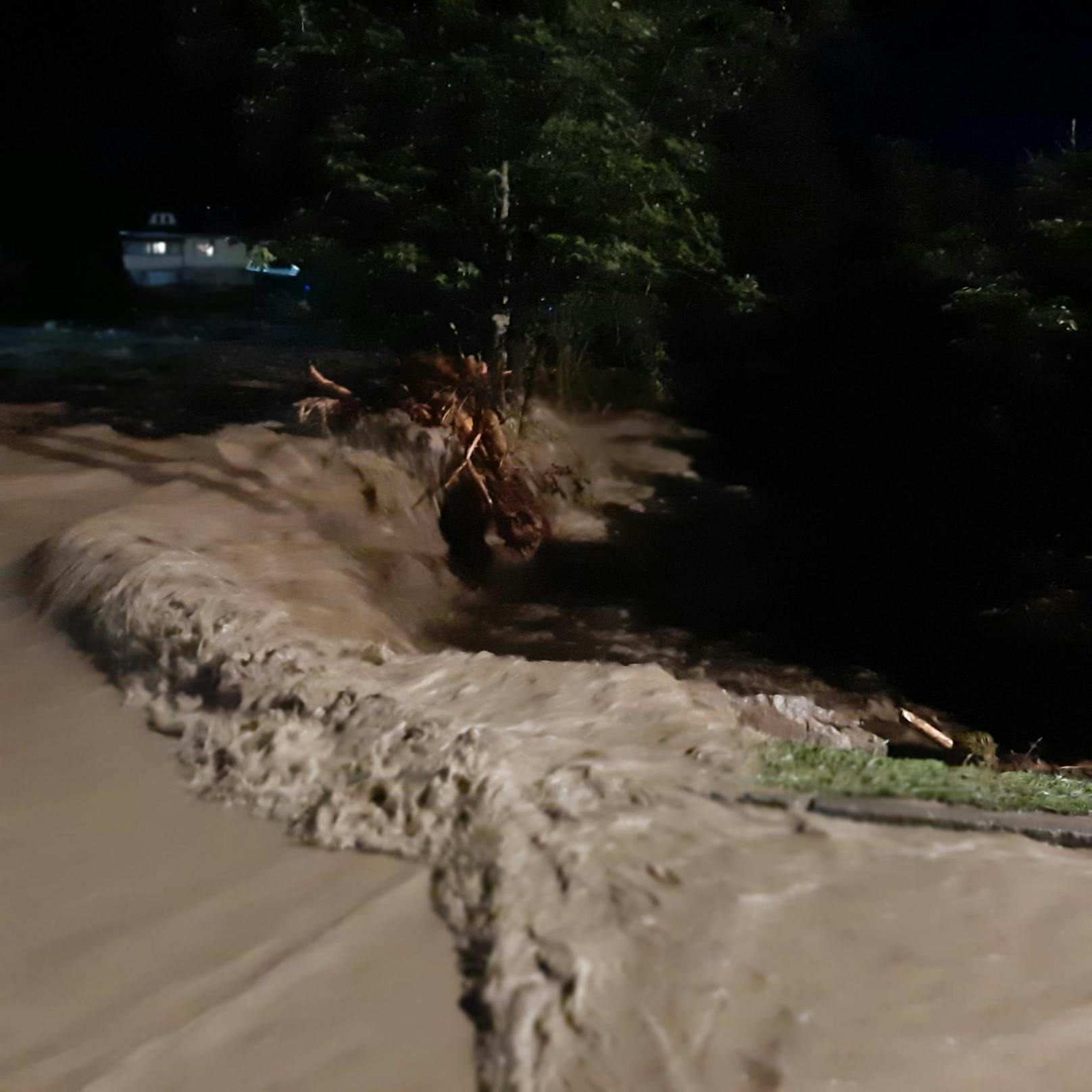 Unwettereinsatz in Mittersill in der Nacht auf 18. August 2023. Mehrere Muren haben die Pass Thurn Straße verlegt, weiters ist der Ortsteil Rettenbach betroffen