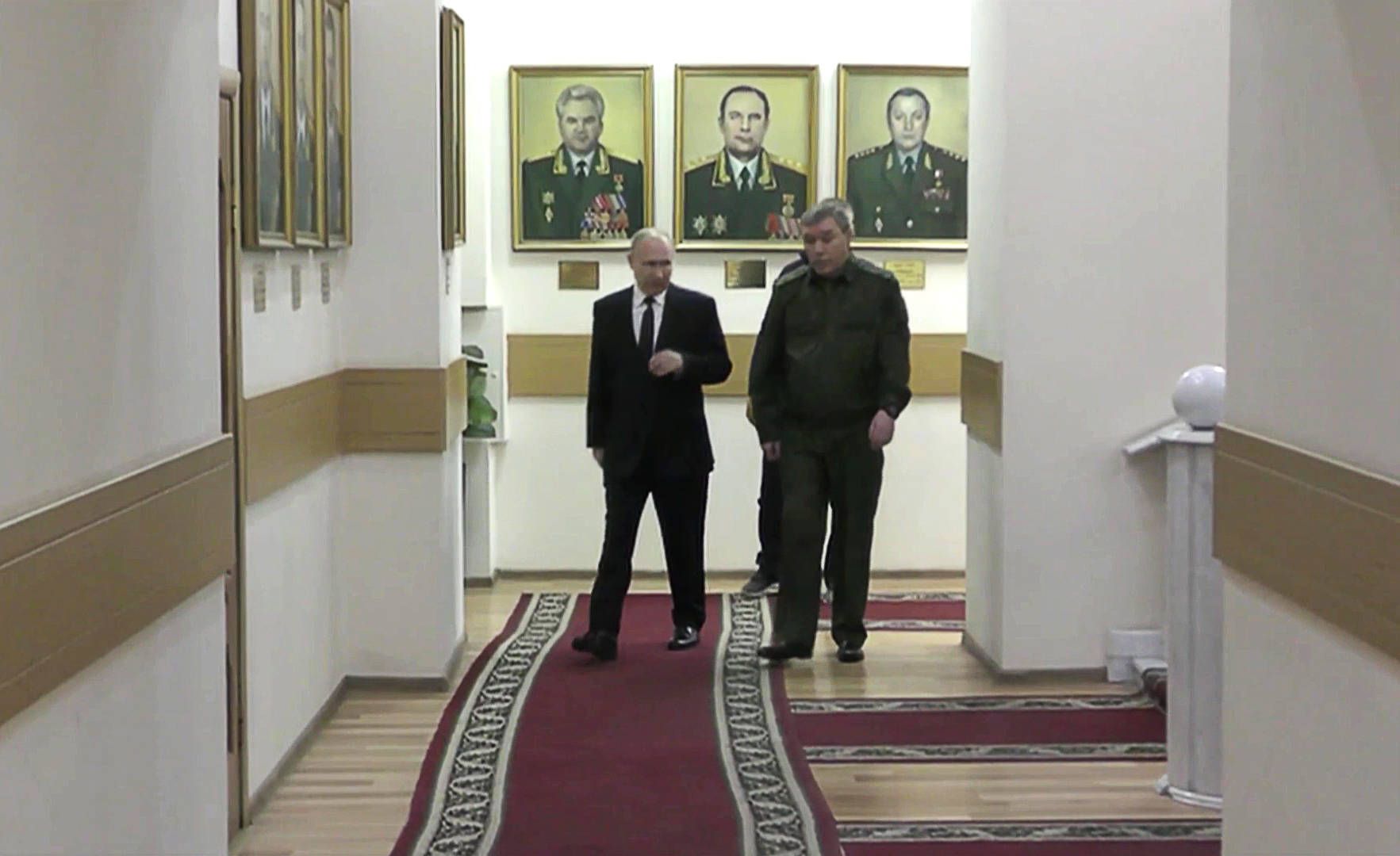 Der russische Präsident Wladimir Putin spricht mit dem stellvertretenden Verteidigungsminister Waleri Gerassimow vor einem Treffen im Hauptquartier des südlichen Militärbezirks in Rostow am Don.