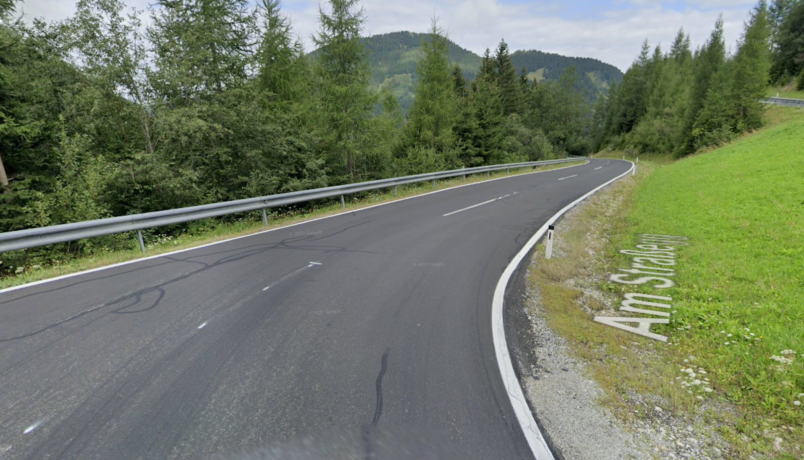 Der Motorradlenker wurde gegen die Leitschiene geschleudert und verstarb noch vor Ort.