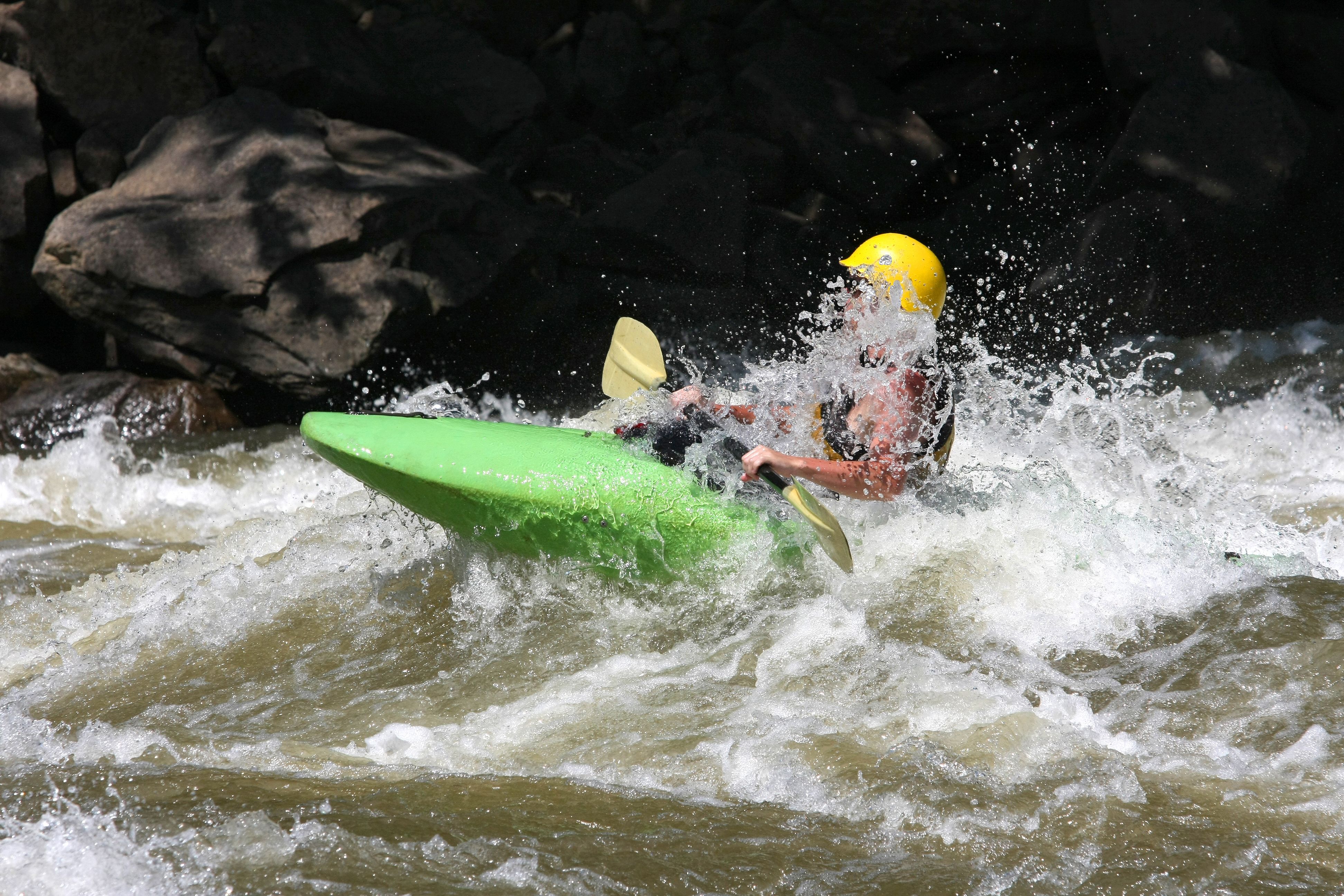 Im Bereich einer sogenannten "Wildwasser-Passage" kenterte ein 16-Jähriger der Gruppe mit seinem Kajak und stürzte aus dem Boot.