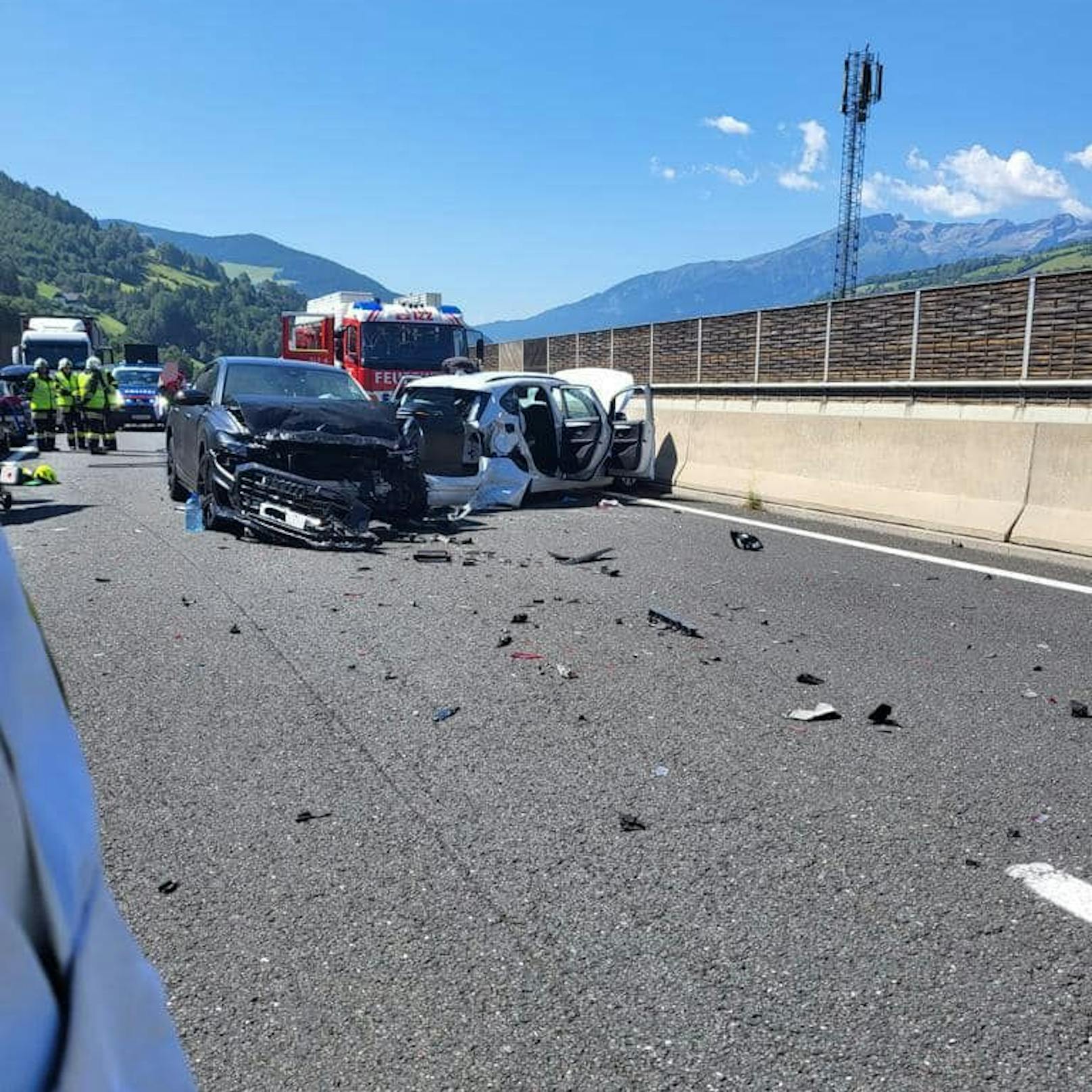 Zu einem schweren Unfall mit vier Fahrzeugen ist es am 19. August 2023 auf der A10 Tauernautobahn Eisentratten, Gemeinde Krems in Kärnten, gekommen.