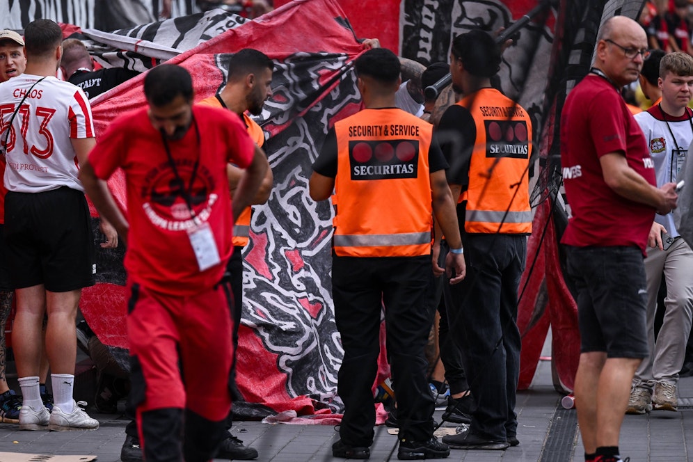 Ein Fan von Bayer Leverkusen verletzte sich beim Torjubel. 