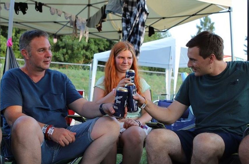 SPÖ-Chef Andreas Babler (l.) und Niederösterreichs SPÖ-Obmann Sven Hergovich am Frequency-Festival.