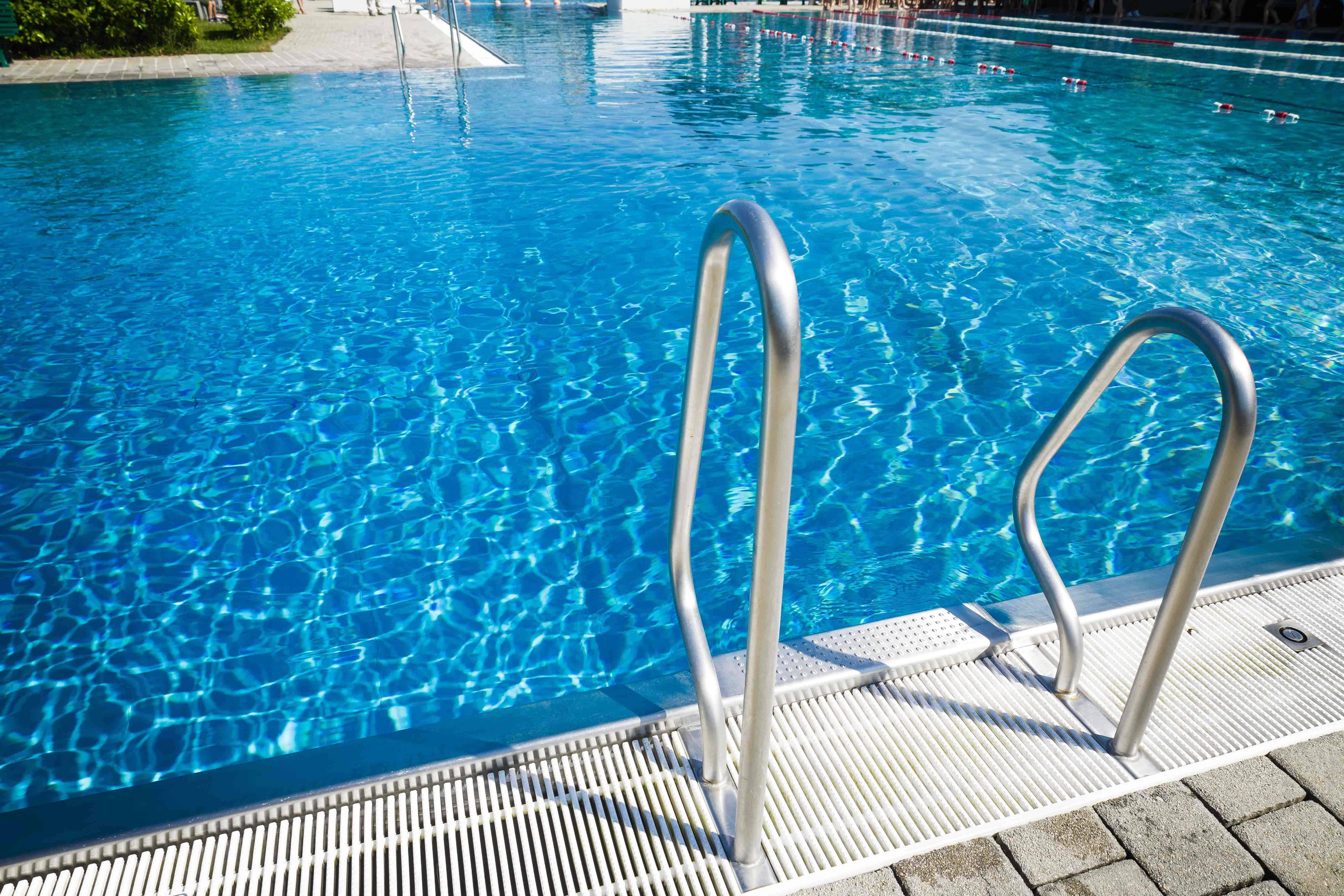 In der Schweiz lebendes zwölfjähriges Mädchen liegt nach einem lebensbedrohlichen Badeunfall im Koma. (Symbolbild)