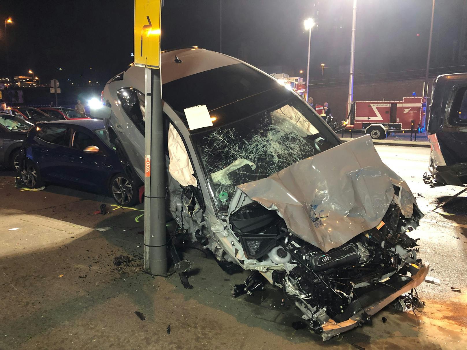 In Köln kam es am Freitagabend zu einem schweren Unfall.  Ein Mann (28) raste ungebremst in eine stehende Kolonne. Rund zehn Autos wurden beschädigt, 14 Menschen verletzt.