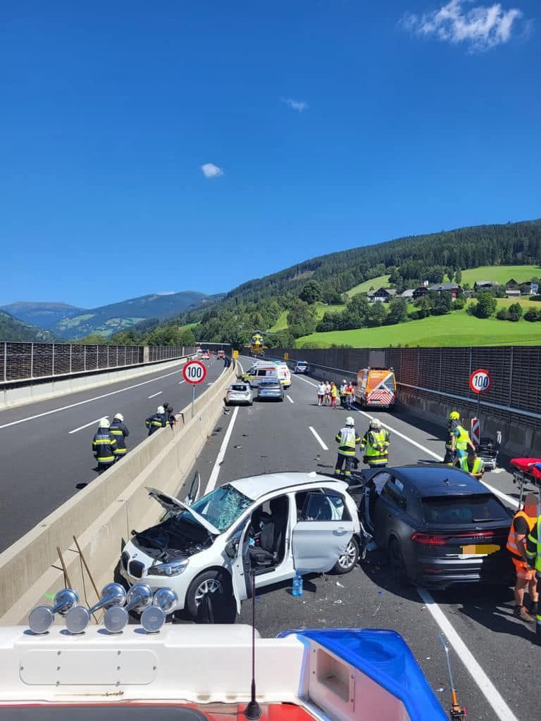 Massen-Unfall auf der&nbsp;A10:&nbsp;Fünf Erwachsene und fünf Kinder wurden verletzt, eine Totalsperre war die Folge.