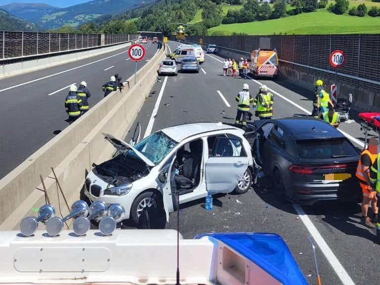 Zu einem schweren Unfall mit vier Fahrzeugen ist es am 19. August 2023 auf der A10 Tauernautobahn Eisentratten, Gemeinde Krems in Kärnten, gekommen. Fünf Erwachsene und fünf Kinder wurden verletzt, mussten mit Notarzthubschraubern in Spitäler geflogen werden. Eine Totalsperre der A10 war die Folge.