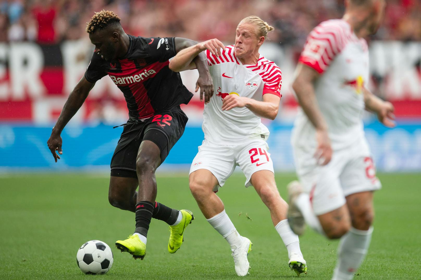 ÖFB-Legionär Xaver Schlager im Duell mit Bayer Leverkusen. 