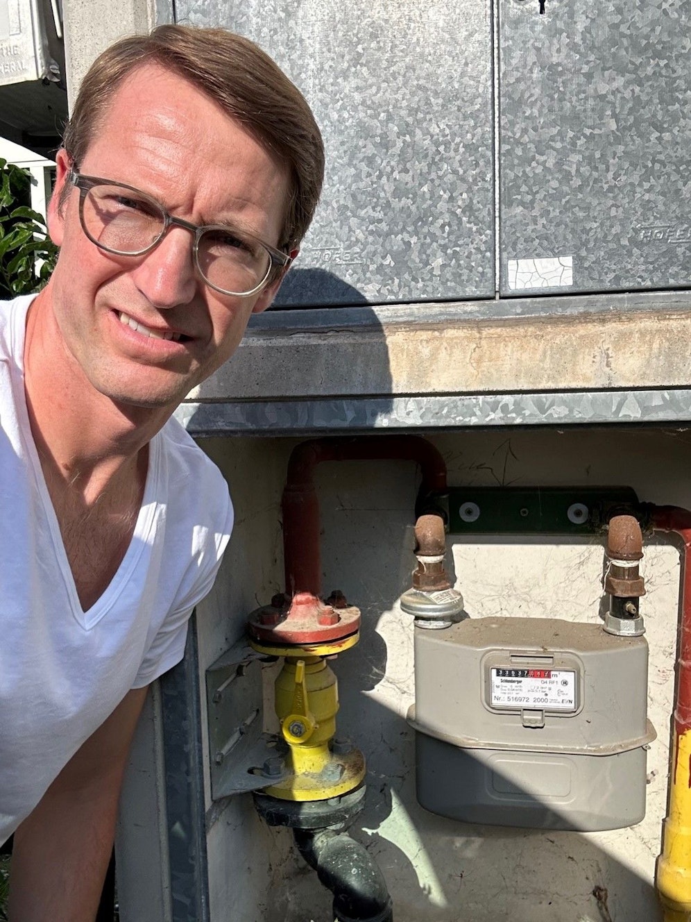 Michael Z. (42) vor seinem Gaszähler