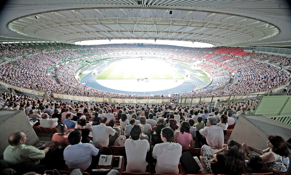 Tausende Menschen versammeln sich beim Internationalen Kongress der Zeugen Jehovas im Ernst-Happel-Stadion in Wien.