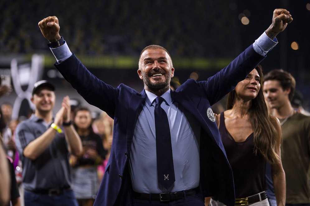 David Beckham, im Hintergrund seine Ehefrau Victoria.