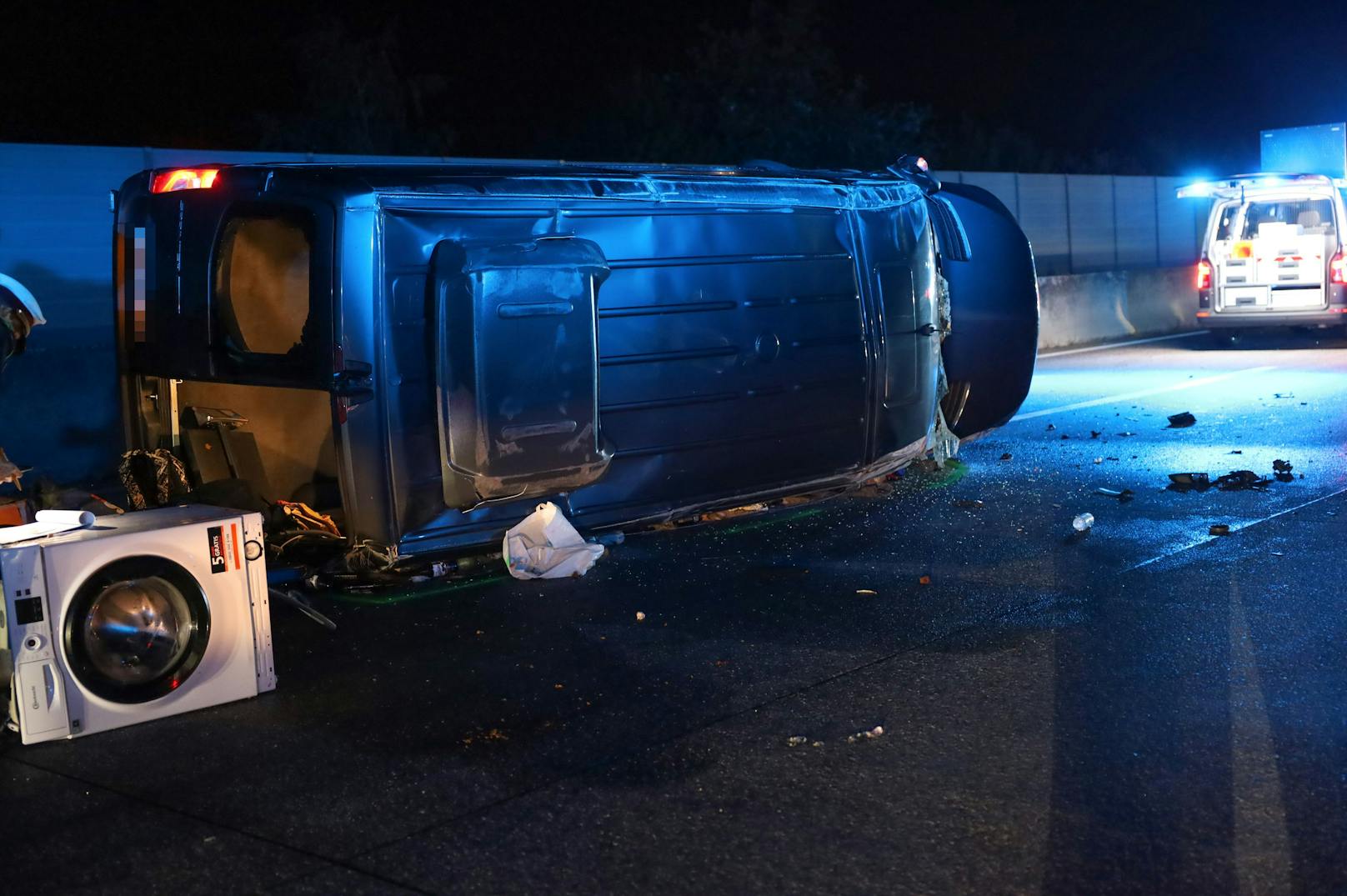 Beide Fahrzeuge überschlugen sich beim Unfall, ein Lenker war eingeklemmt. 