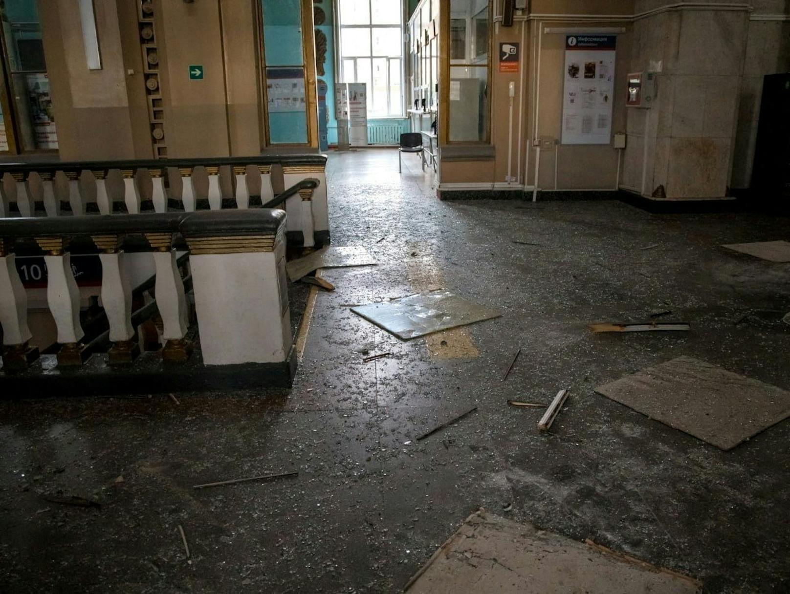 Das Bild zeigt eine beschädigte Halle eines Bahnhofs nach einem gemeldeten Drohnenangriff in Kursk.