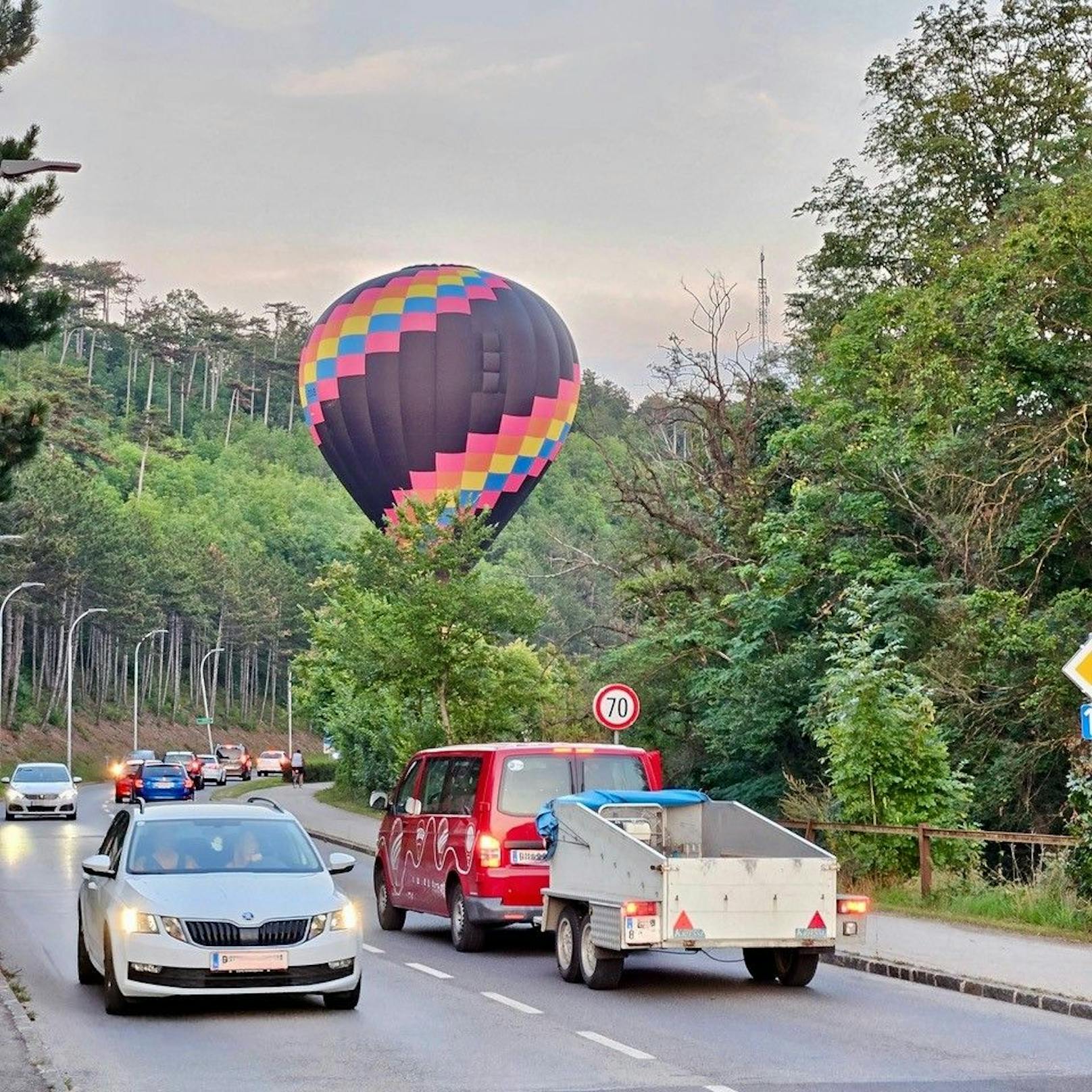 Tiefflug! Heißluftballon landete fast auf Bundesstraße