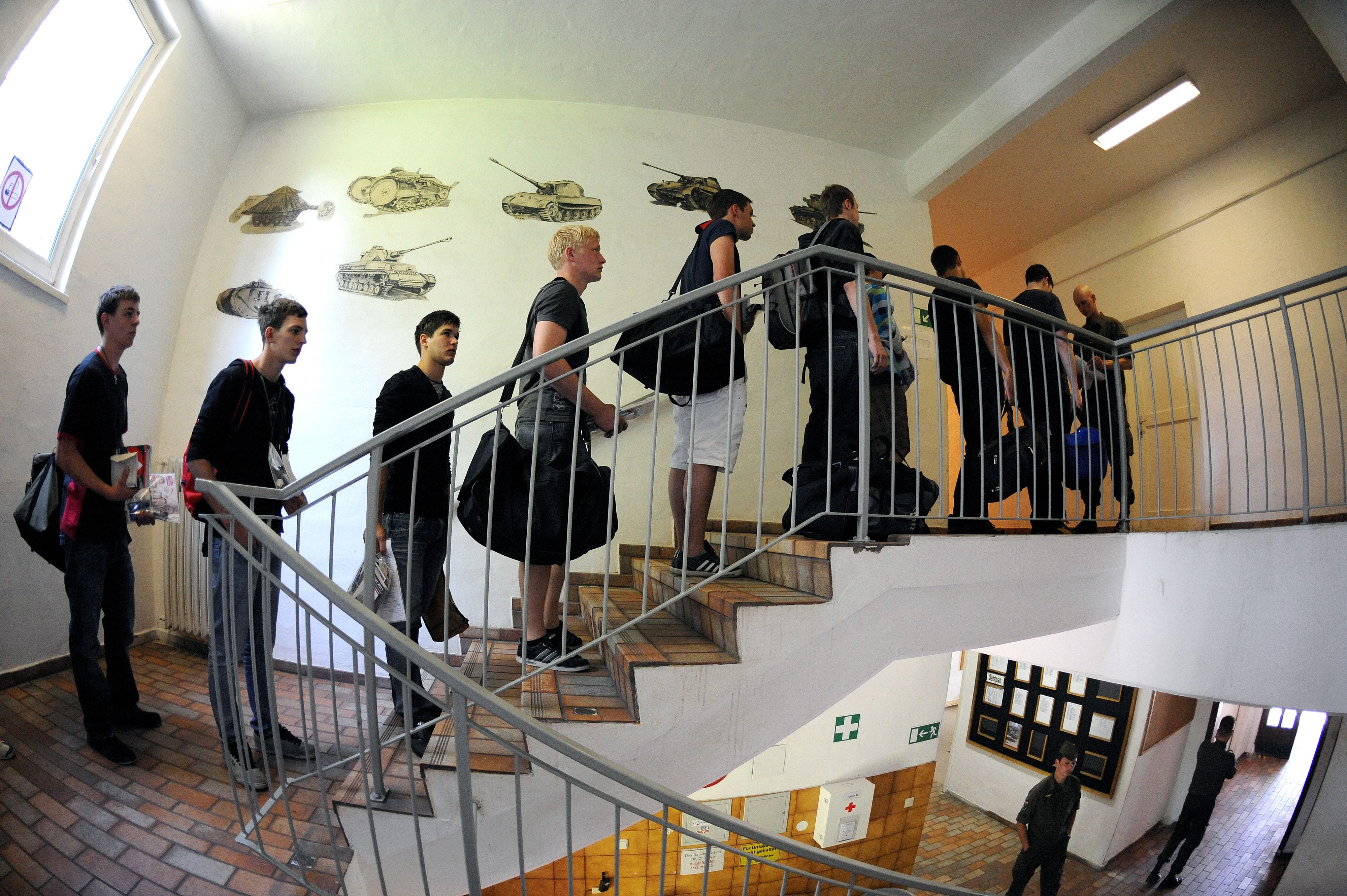 Download von www.picturedesk.com am 05.07.2023 (12:30).  APA4298226-2 - 19062011 - SALZBURG - ÖSTERREICH: ZU APA-TEXT II - THEMENBILD - Ein Ausbildner (r.) bei der Bettenzuteilung an die Rekruten in ihren Unterkünften in der Schwarzenbergkaserne in Salzburg, am Montag, 6. Juni 2011. APA-FOTO: BARBARA GINDL - 20110606_PD6339 - Rechteinfo: Rights Managed (RM)