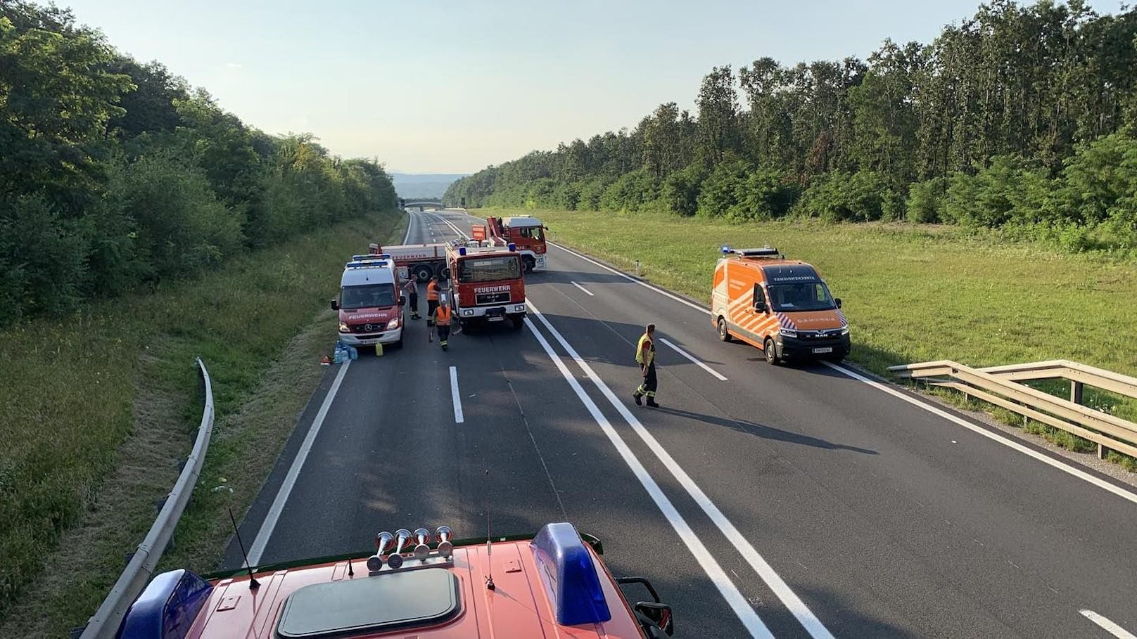 Bei einem Verkehrsunfall auf der S4 Mattersburger Schnellstraße sind am 19. August 2023 zwei Menschen ums Leben gekommen, vier weitere wurden schwer verletzt.