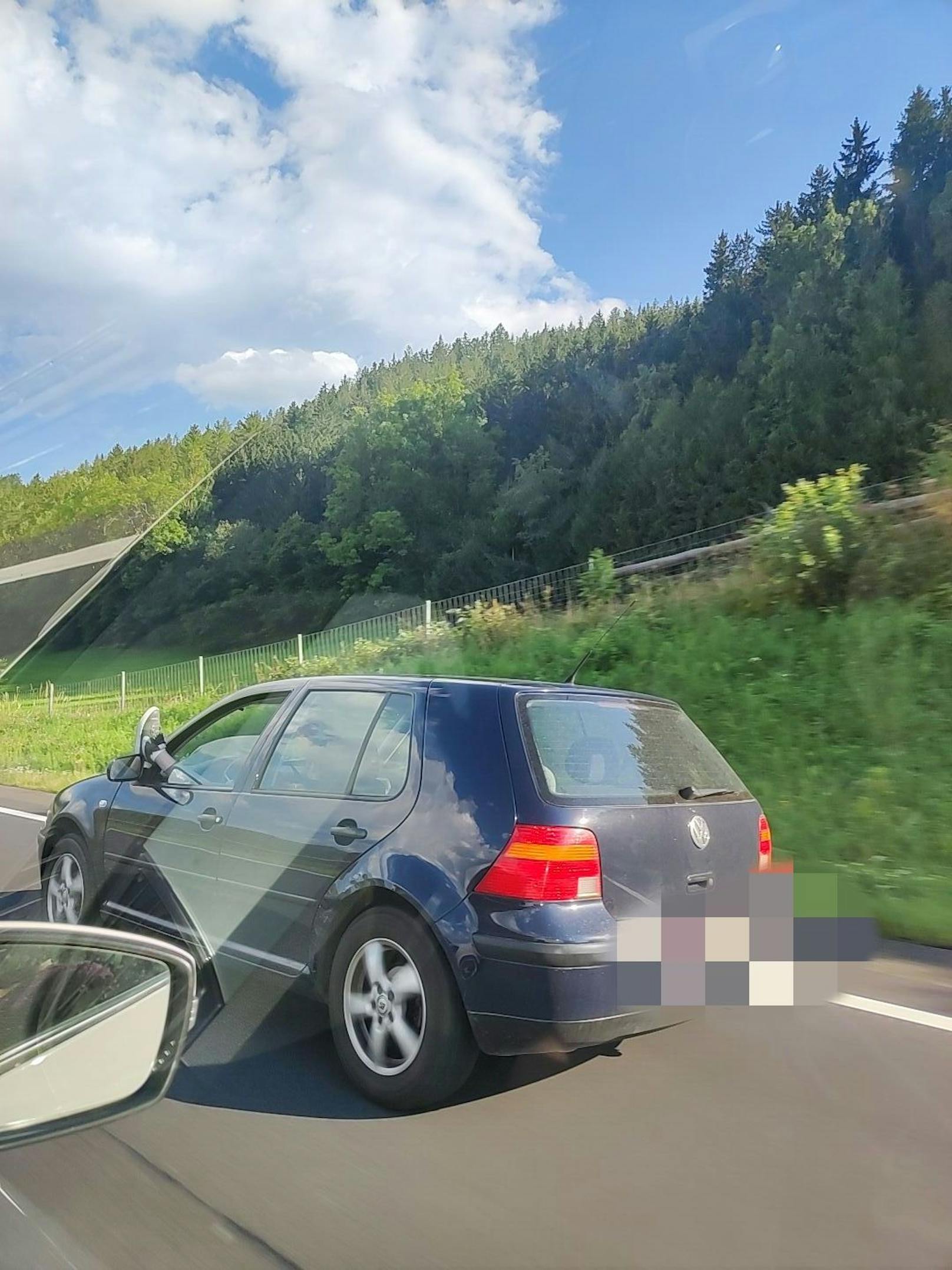 Ein Autofahrer streckte nämlich während der Fahrt sein Bein aus dem Fenster.