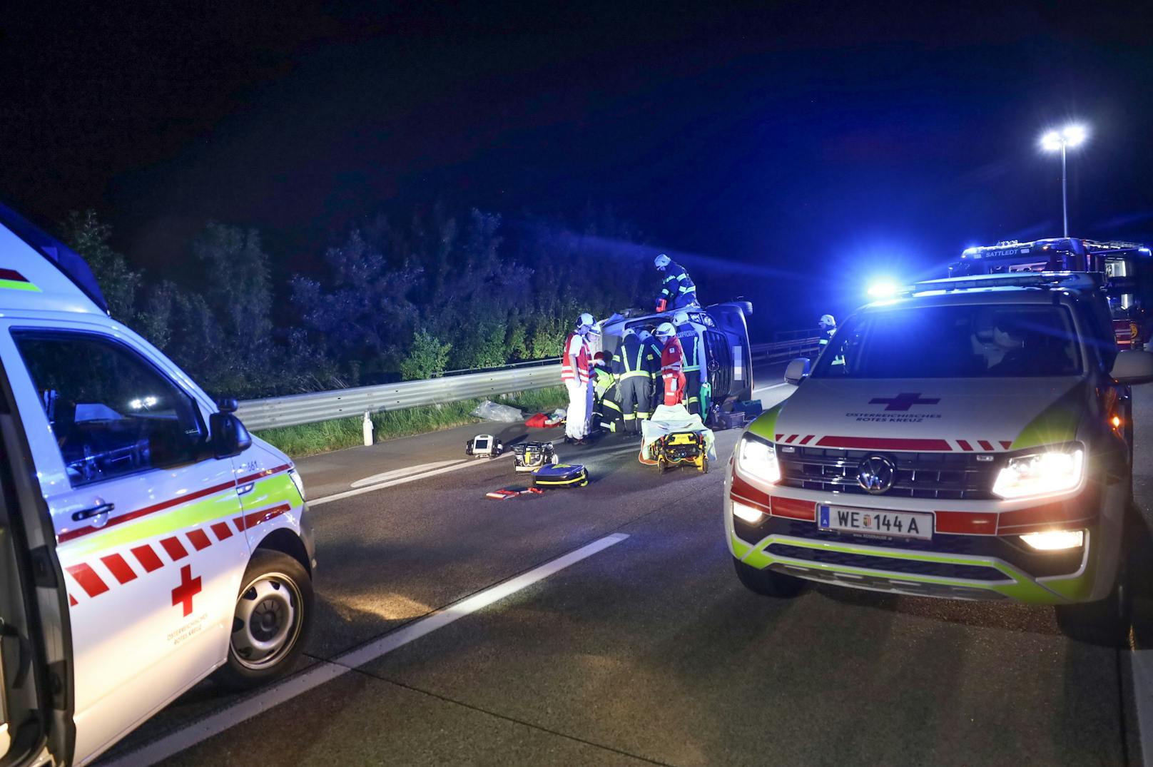 Beide Fahrzeuge überschlugen sich beim Unfall, ein Lenker war eingeklemmt. 