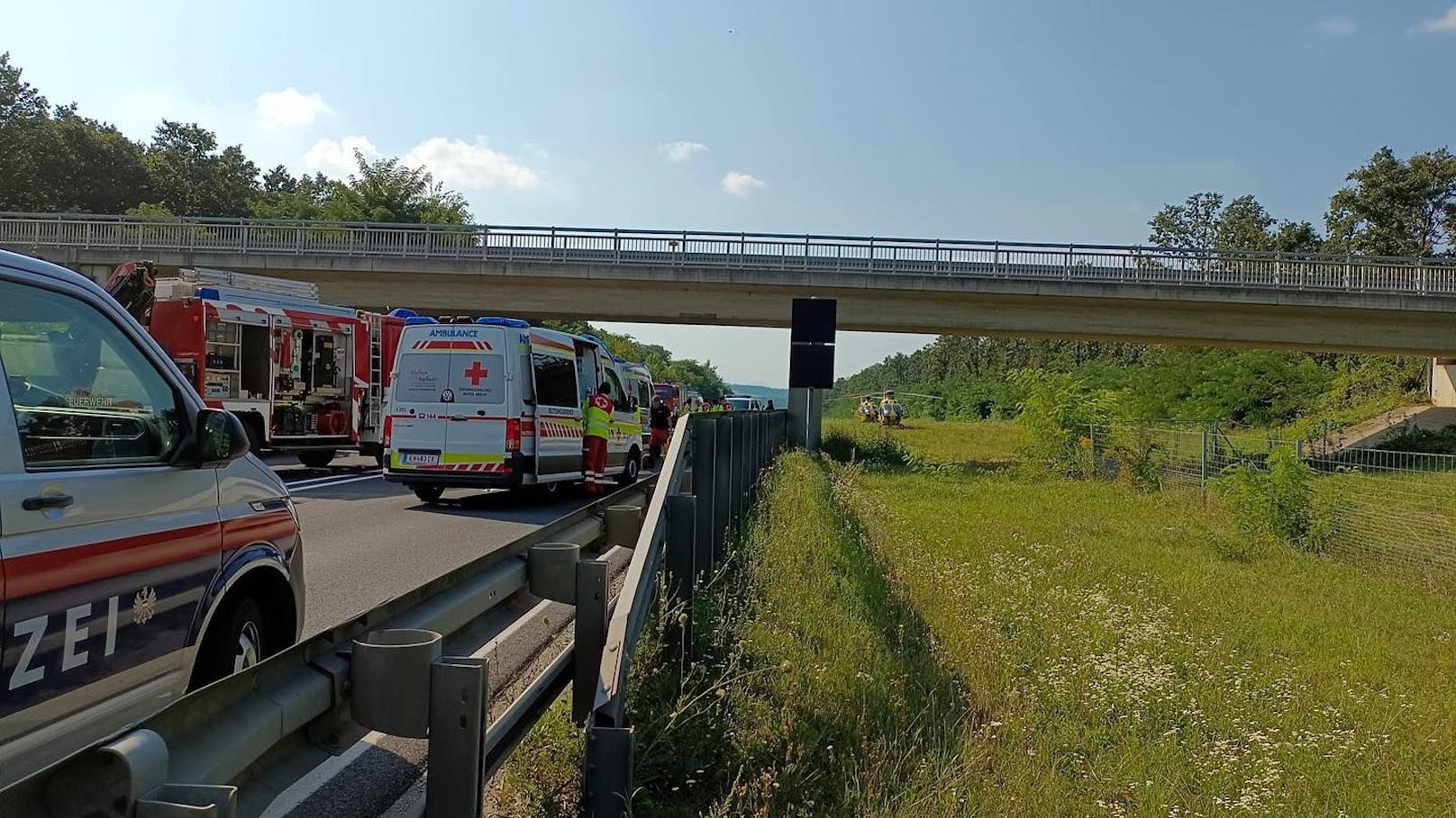 Bei einem Verkehrsunfall auf der S4 Mattersburger Schnellstraße sind am 19. August 2023 zwei Menschen ums Leben gekommen, vier weitere wurden schwer verletzt.