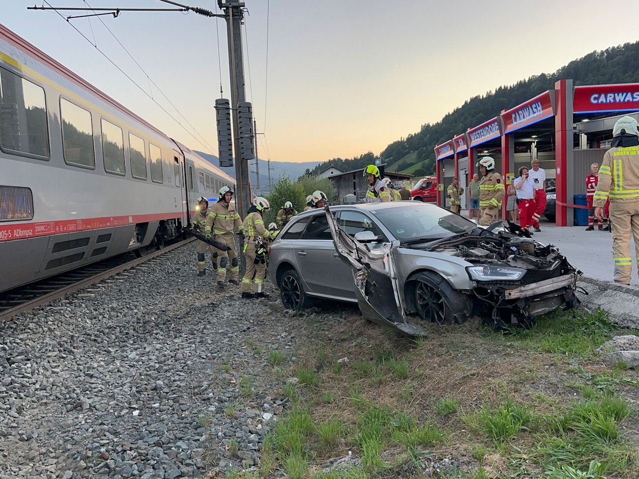 Heute.at - Trotz Vollbremsung – Personenzug kracht in Auto