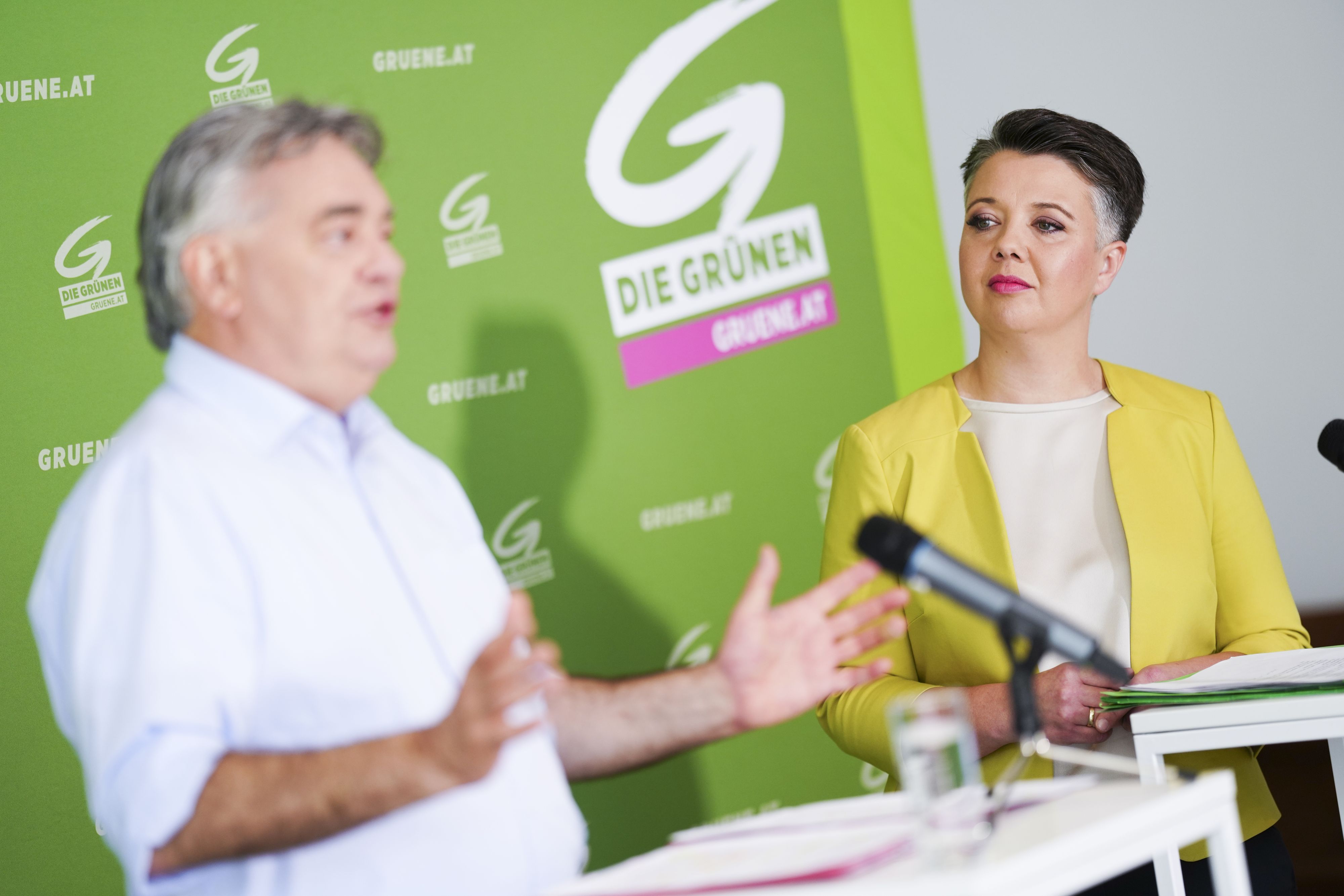 Download von www.picturedesk.com am 20.08.2023 (15:33).  ABD0038_20230509 - WIEN - ÖSTERREICH: Vizekanzler Werner Kogler (Grüne) und Generalsekretärin Olga Voglauer (Grüne) anl. der Pressekonferenz "Neues Generalsekretariat der Grünen", aufgenommen am Dienstag, 09. Mai 2023, in Wien. - FOTO: APA/EVA MANHART - 20230509_PD3508 - Rechteinfo: Rights Managed (RM)